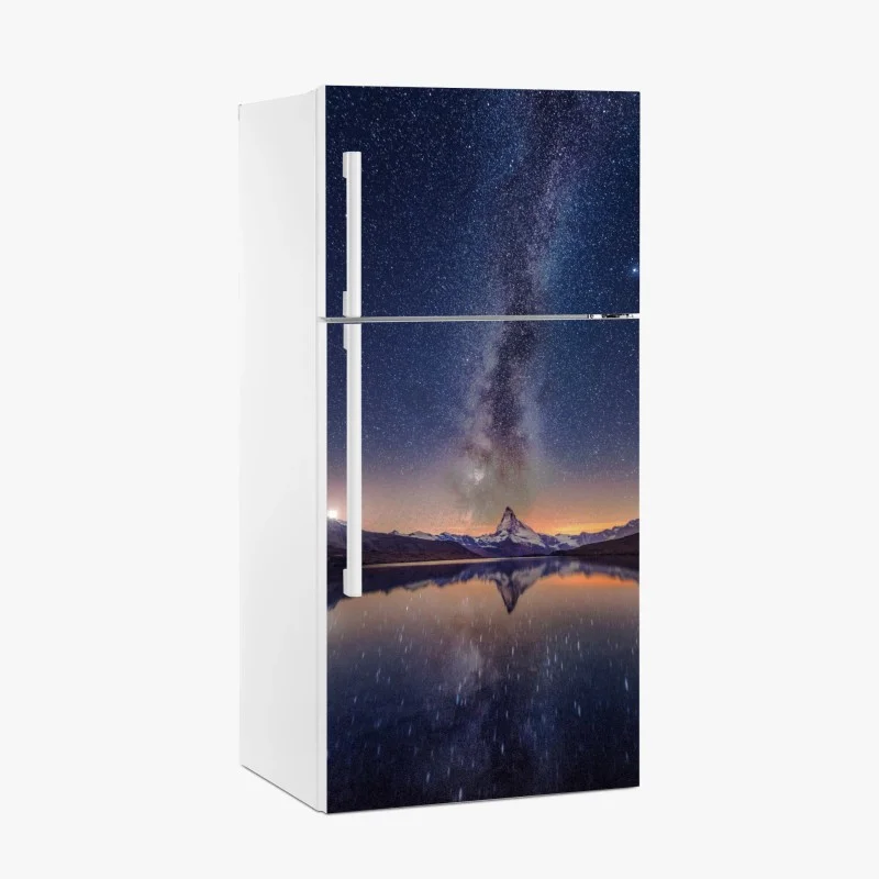 Adesivo per frigorifero via lattea e montagna riflessa