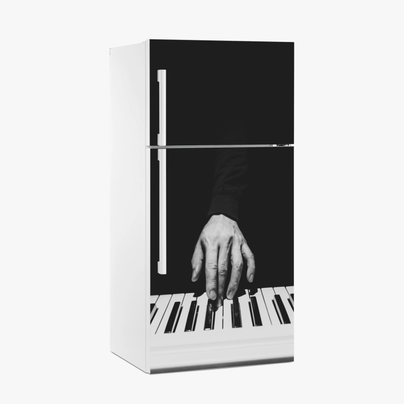 Adesivo per frigorifero mano sul pianoforte in bianco e nero