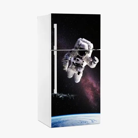 Adesivo per frigorifero astronauta in orbita sopra la terra • Wallissimo®