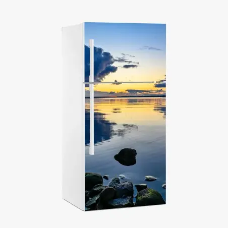 Adesivo per frigorifero tramonto sul lago con riflessi dorati • Wallissimo®