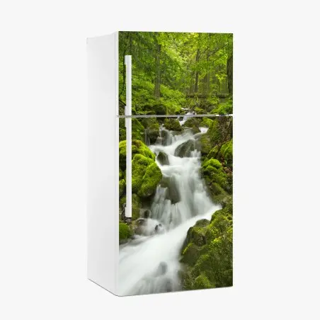 Adesivo per frigorifero cascata di smeraldo nella foresta di Slovenský Raj • Wallissimo®