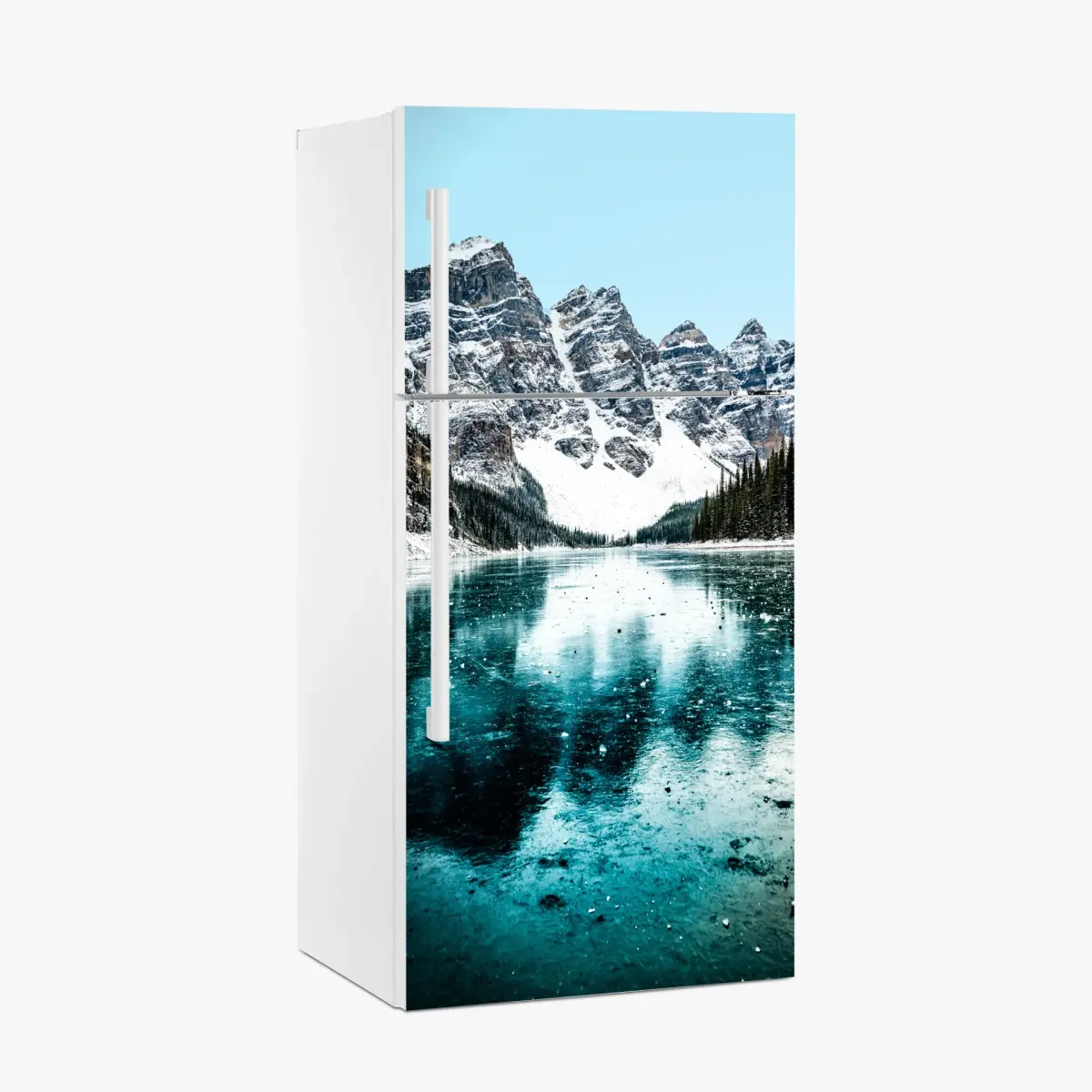 Adesivo per frigorifero vista montana innevata con lago turchese riflettente • Wallissimo®