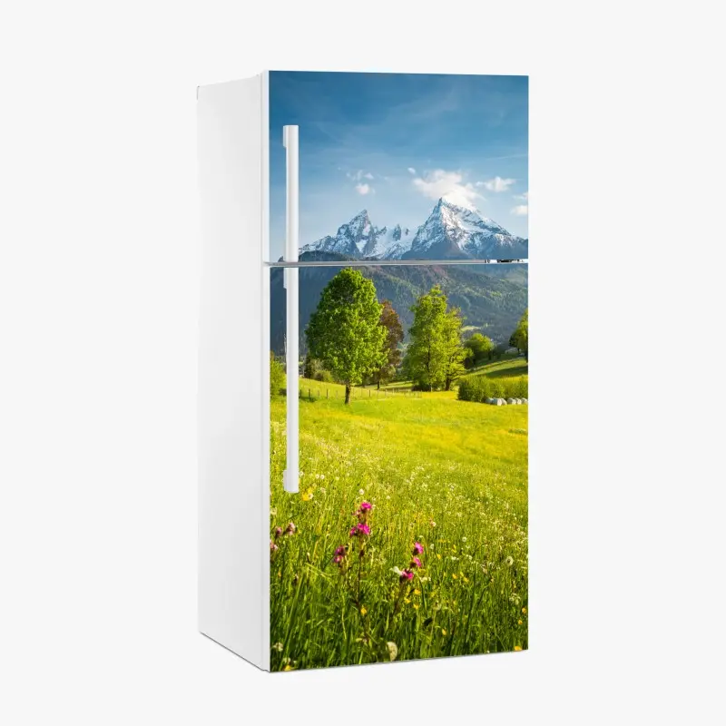 Adesivo per frigorifero panorama alpino primaverile con prati fioriti