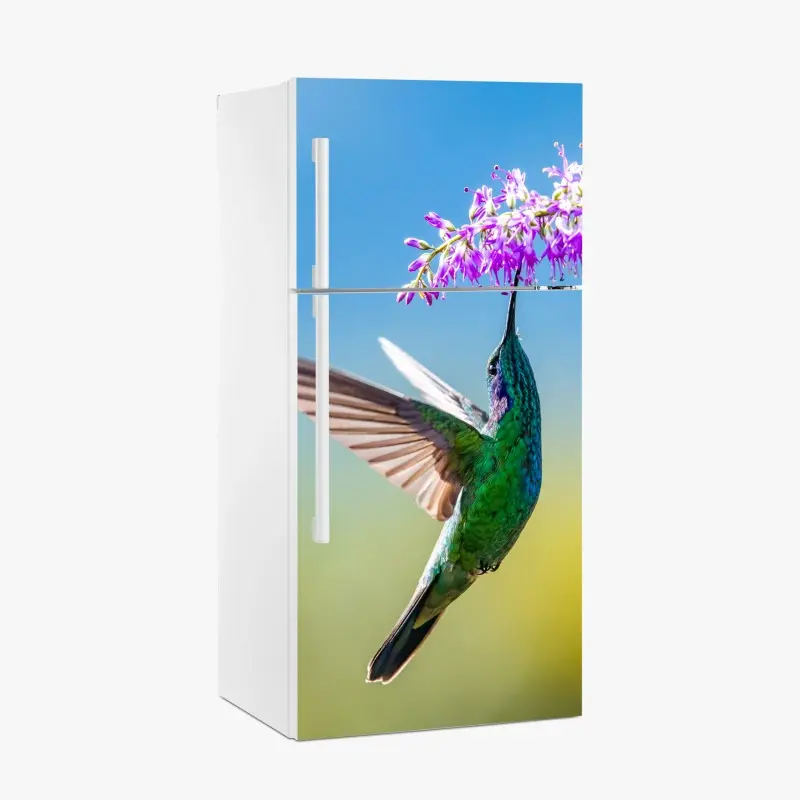 Adesivo per frigorifero colibrì smeraldo in volo tra fiori viola
