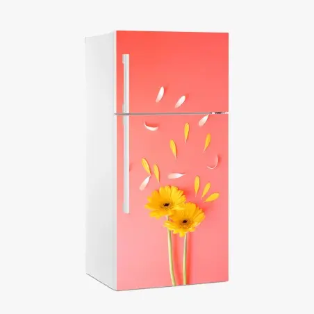 Adesivo per frigorifero gerbere gialle su sfondo corallo con petali volanti • Wallissimo®