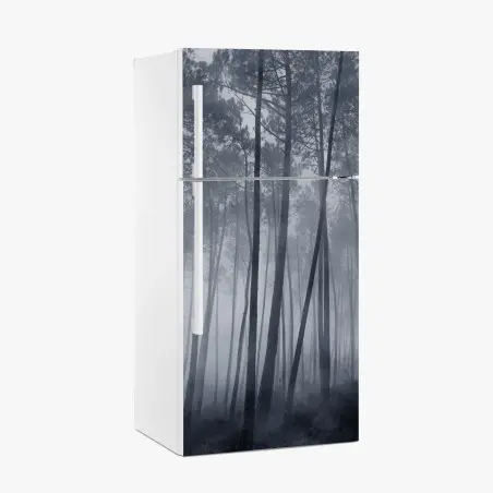 Adesivo per frigorifero foresta di pini nella nebbia notturna • Wallissimo®