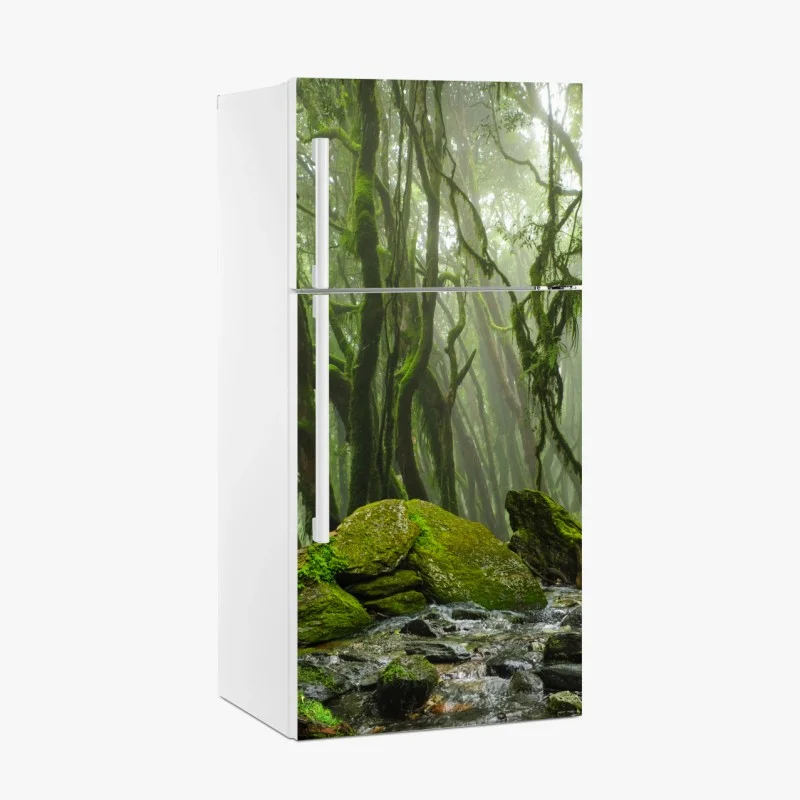 Adesivo per frigorifero foresta incantata di muschio e nebbia