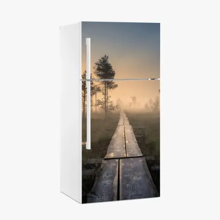 Adesivo per frigorifero passerella nella nebbia all'alba • Wallissimo®