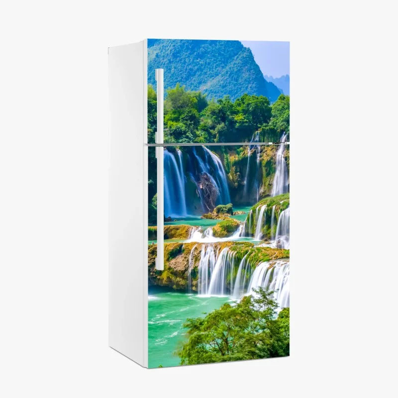 Adesivo per frigorifero cascata verde smeraldo tra le montagne
