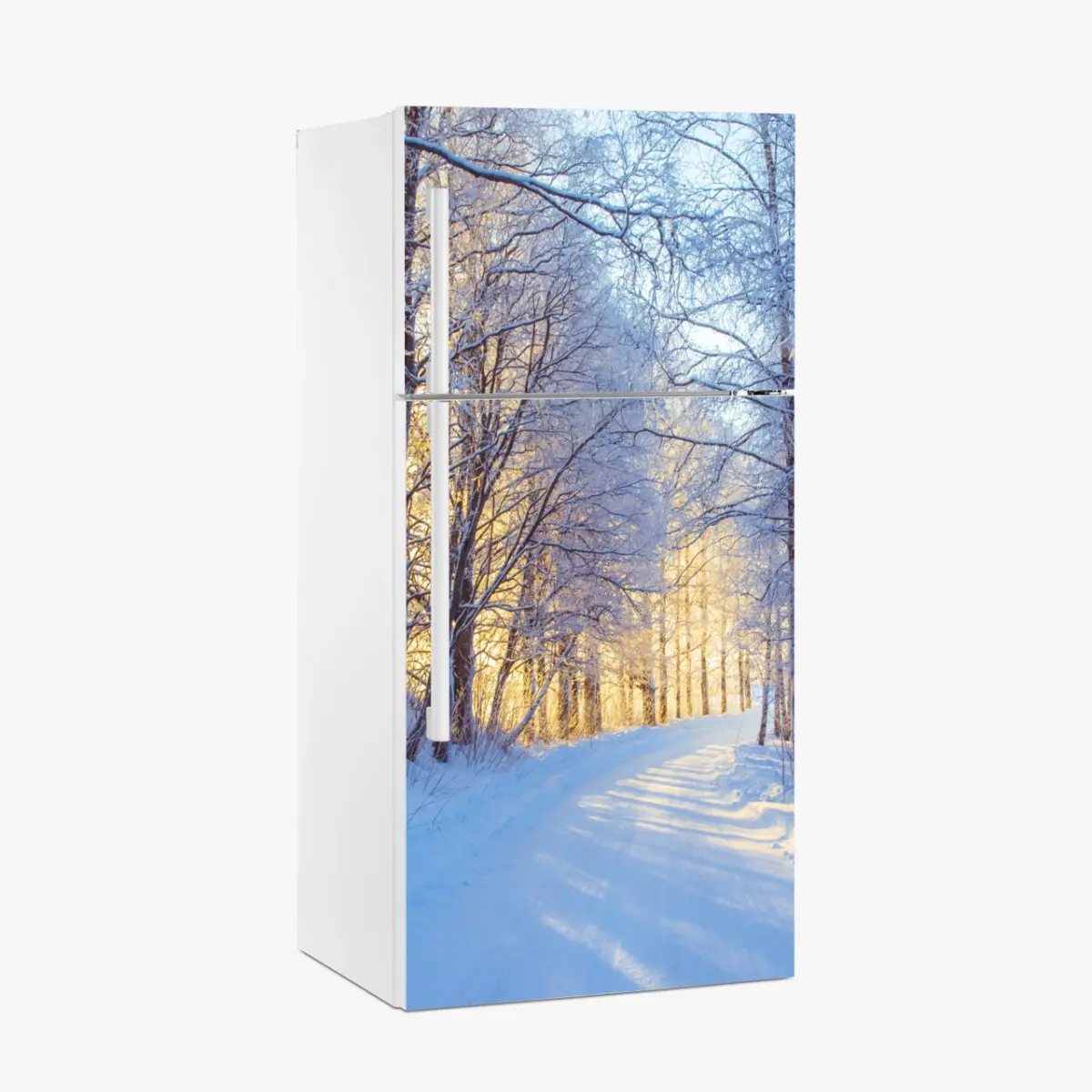 Adesivo per frigorifero bosco innevato alla luce dorata • Wallissimo®
