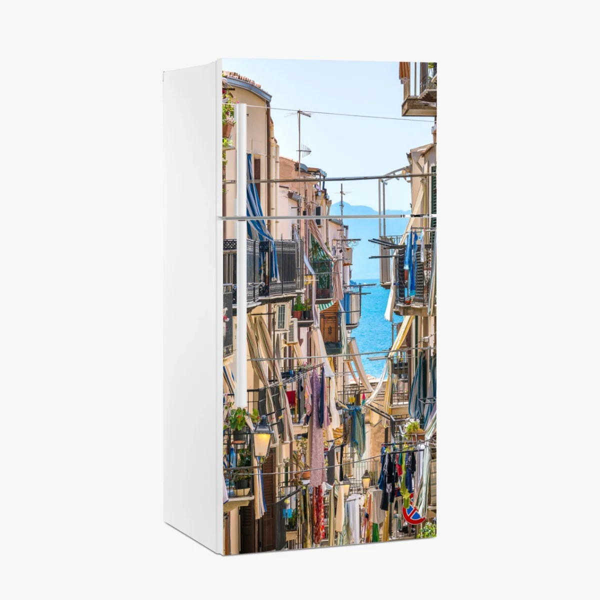 Adesivo per frigorifero scorcio di vicolo sul mare con balconi fioriti • Wallissimo® Adesivo per frigorifero scorcio di vicolo sul mare con balconi fioriti • Wallissimo®