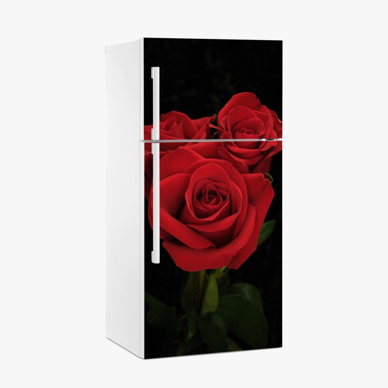 Adesivo per frigorifero eleganza di rose rosse su sfondo nero