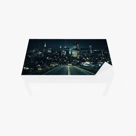 Adesivo per tavolo e scrivania strada verso la città moderna illuminata • Wallissimo®