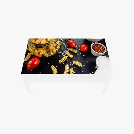 Adesivo per tavolo e scrivania composizione di fusilli e ingredienti mediterranei • Wallissimo®
