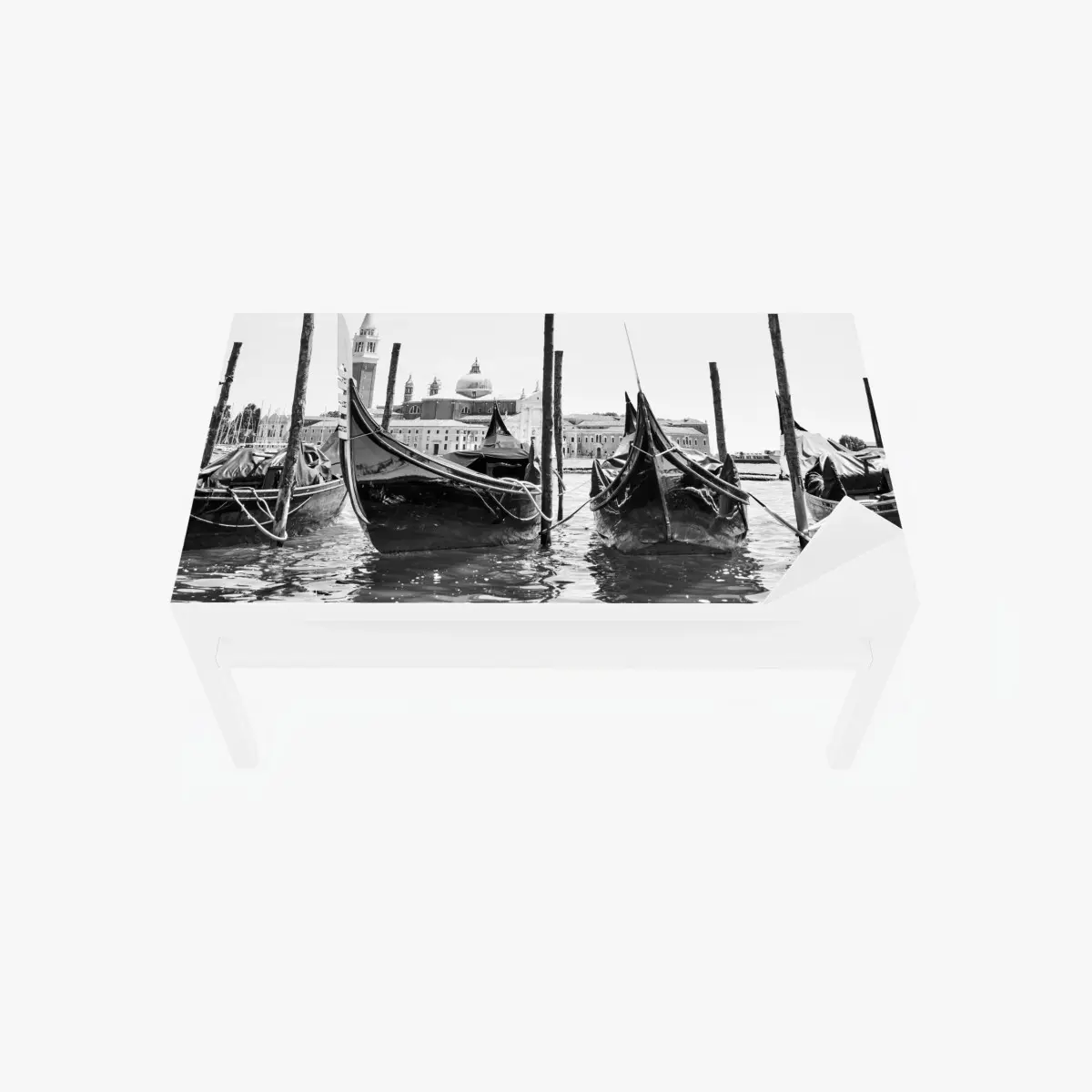 Adesivo per tavolo e scrivania riflessi di Venezia: gondole in bianco e nero • Wallissimo®