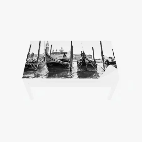 Adesivo per tavolo e scrivania riflessi di Venezia: gondole in bianco e nero • Wallissimo®