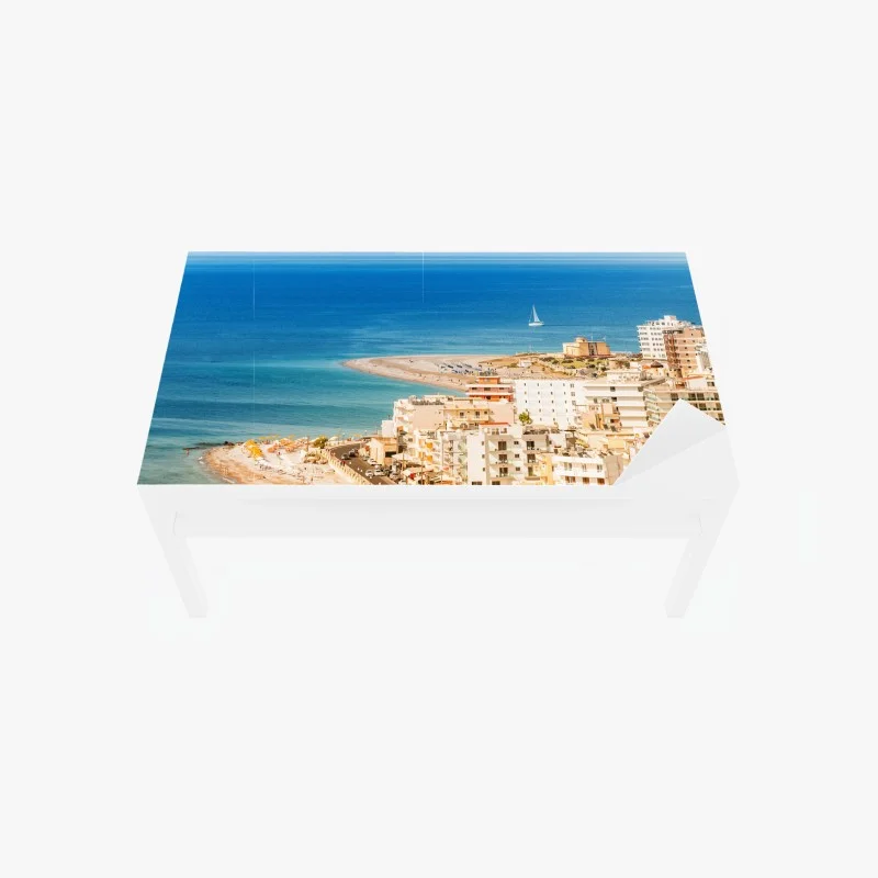 Adesivo per tavolo e scrivania vista costiera soleggiata con barca a vela