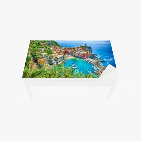 Adesivo per tavolo e scrivania panorama costiero di Vernazza: porto colorato sul mare • Wallissimo®