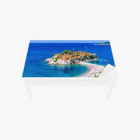 Adesivo per tavolo e scrivania panorama costiero di Sveti Stefan, Montenegro • Wallissimo®