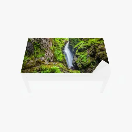 Adesivo per tavolo e scrivania cascata nella gola verde con ponte in pietra • Wallissimo®