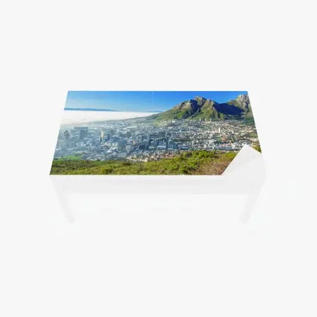 Adesivo per tavolo e scrivania panorama urbano con montagne e oceano • Wallissimo®