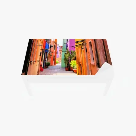 Adesivo per tavolo e scrivania vibrante vicolo dalle facciate colorate • Wallissimo®