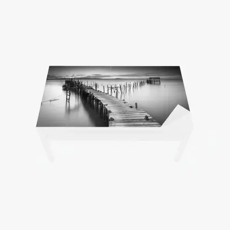 Adesivo per tavolo e scrivania molo solitario sul mare in bianco e nero • Wallissimo®