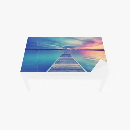 Adesivo per tavolo e scrivania molo al tramonto sul lago • Wallissimo®