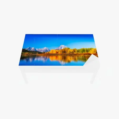 Adesivo per tavolo e scrivania panoramica autunnale sul lago con montagne innevate • Wallissimo®