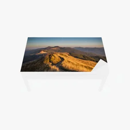 Adesivo per tavolo e scrivania sentiero dorato sulle colline al tramonto • Wallissimo®