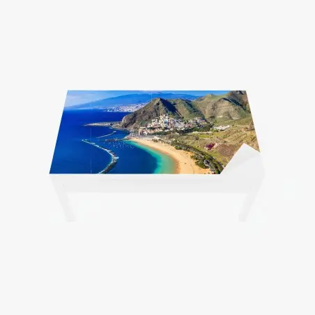 Adesivo per tavolo e scrivania baia panoramica con spiaggia dorata e montagne • Wallissimo®
