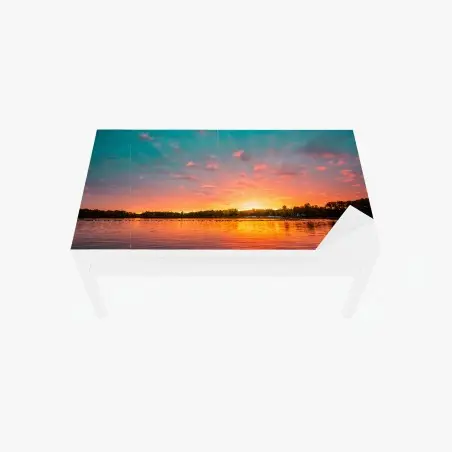 Adesivo per tavolo e scrivania tramonto vibrante sul lago • Wallissimo®
