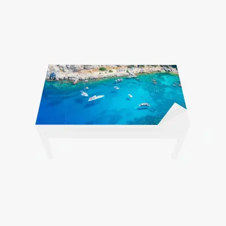 Adesivo per tavolo e scrivania panorama aereo della baia di Anthony Quinn a Rodi • Wallissimo®