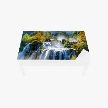 Adesivo per tavolo e scrivania cascata dorata nella foresta autunnale • Wallissimo®