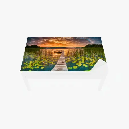 Adesivo per tavolo e scrivania alba dorata sul lago con pontile di legno • Wallissimo®
