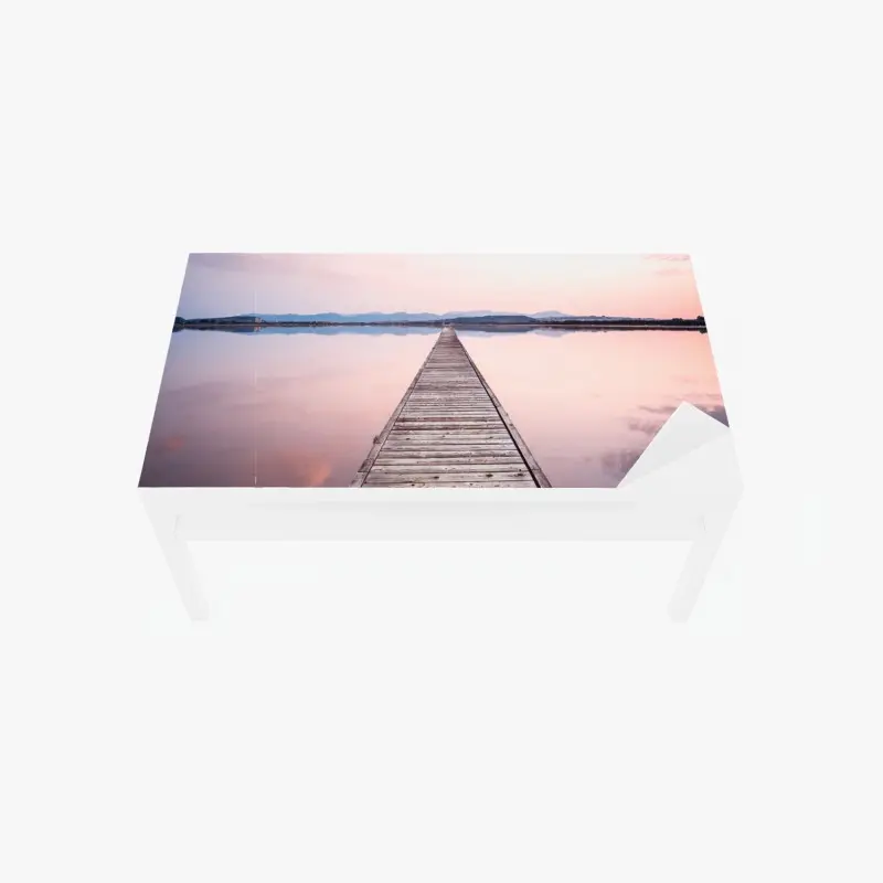 Adesivo per tavolo e scrivania pontile al tramonto: vista prospettica sul lago