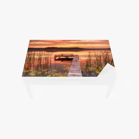 Adesivo per tavolo e scrivania alba estiva sul lago con molo di legno • Wallissimo®