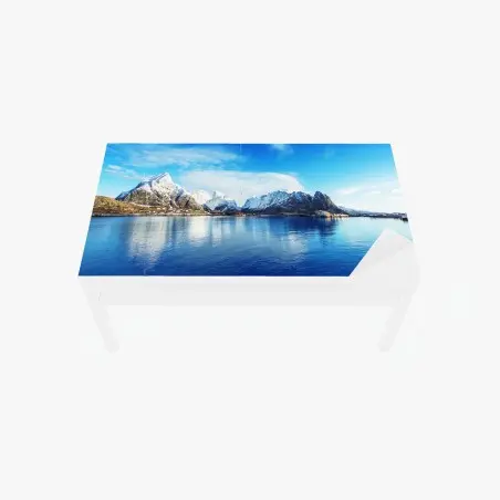 Adesivo per tavolo e scrivania panorama innevato di Reine alle isole Lofoten, Norvegia • Wallissimo®