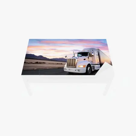 Adesivo per tavolo e scrivania camion bianco al tramonto su strada deserta • Wallissimo®
