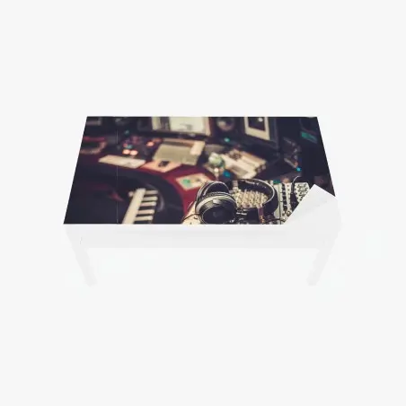 Adesivo per tavolo e scrivania notturno da studio: dettaglio di una console di registrazione • Wallissimo®