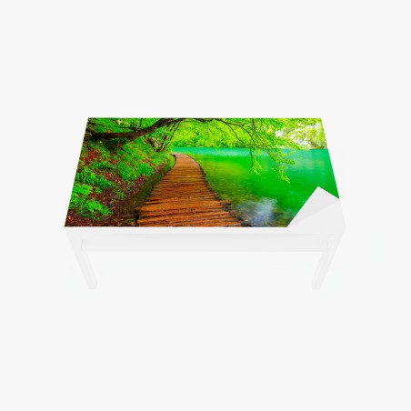 Adesivo per tavolo e scrivania percorso in legno lungo il lago verde • Wallissimo®