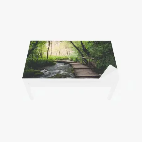 Adesivo per tavolo e scrivania sentiero di legno sulle acque del bosco • Wallissimo®