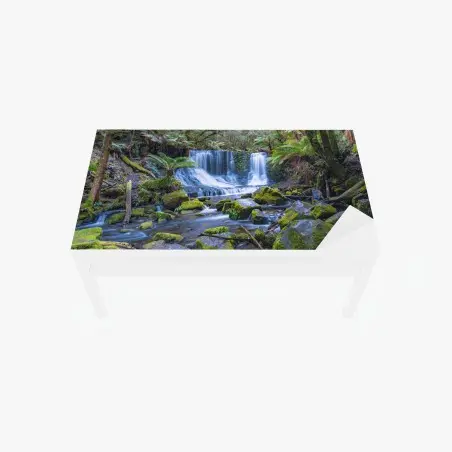 Adesivo per tavolo e scrivania cascata tra le felci nella foresta • Wallissimo®