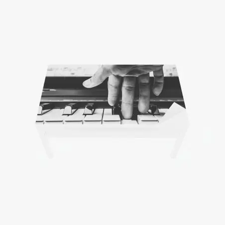 Adesivo per tavolo e scrivania mano che suona il pianoforte in bianco e nero • Wallissimo®