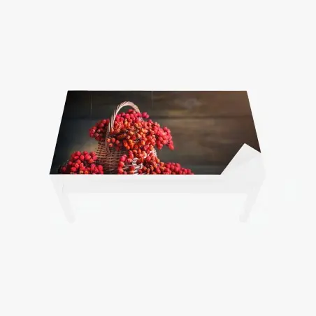 Adesivo per tavolo e scrivania composizione di bacche rosse su sfondo rustico • Wallissimo®