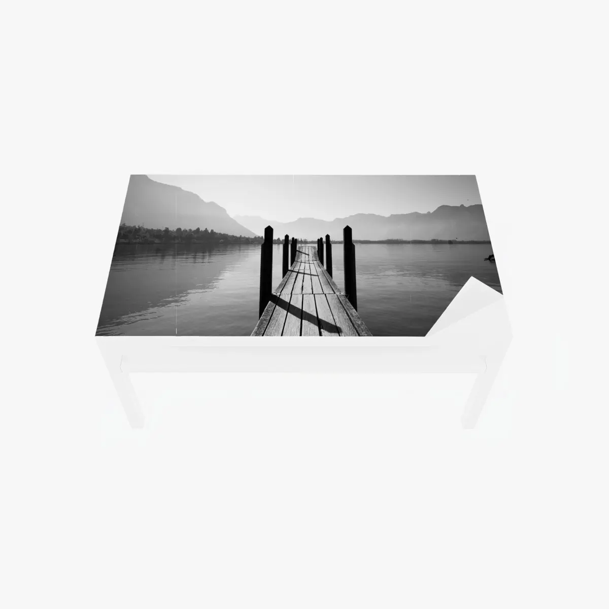 Adesivo per tavolo e scrivania molo solitario sul lago tra le montagne in bianco e nero • Wallissimo® Adesivo per tavolo e scrivania molo solitario sul lago tra le montagne in bianco e nero • Wallissimo®