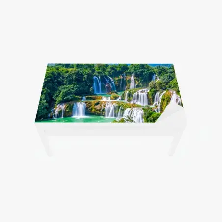 Adesivo per tavolo e scrivania cascata verde smeraldo tra le montagne • Wallissimo®