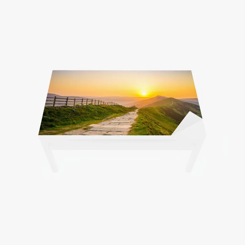 Adesivo per tavolo e scrivania sentiero dorato tra le colline al tramonto