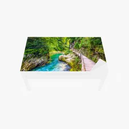 Adesivo per tavolo e scrivania passerella sul fiume turchese tra le rocce • Wallissimo®