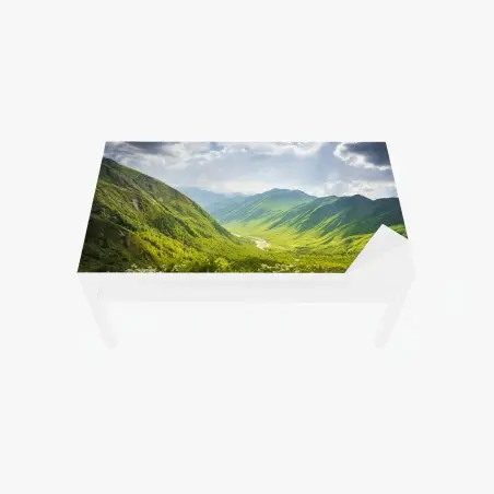 Adesivo per tavolo e scrivania panorama della valle di Svaneti, Georgia • Wallissimo®